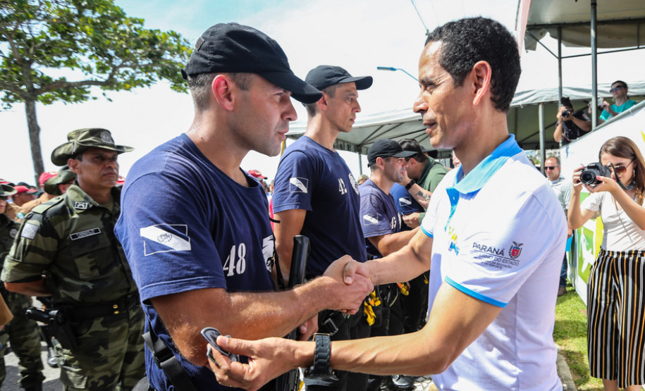 Secretário de Segurança cumprimenta policial civil