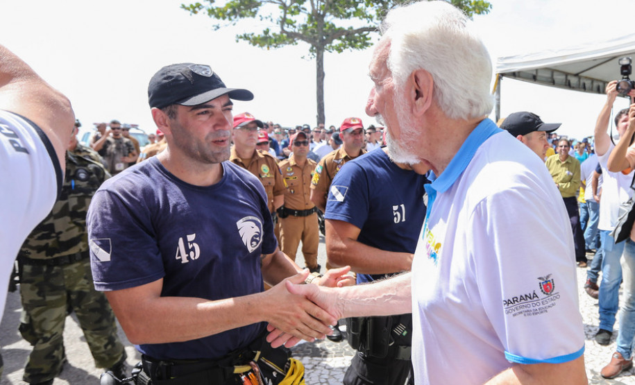 Vice governador cumprimenta policial civil