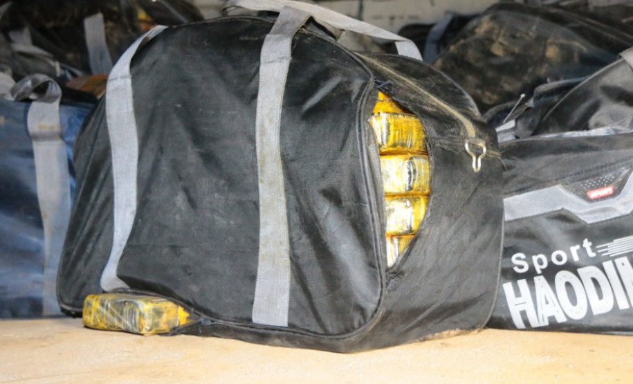 Drogas de apreensão dentro de uma mala