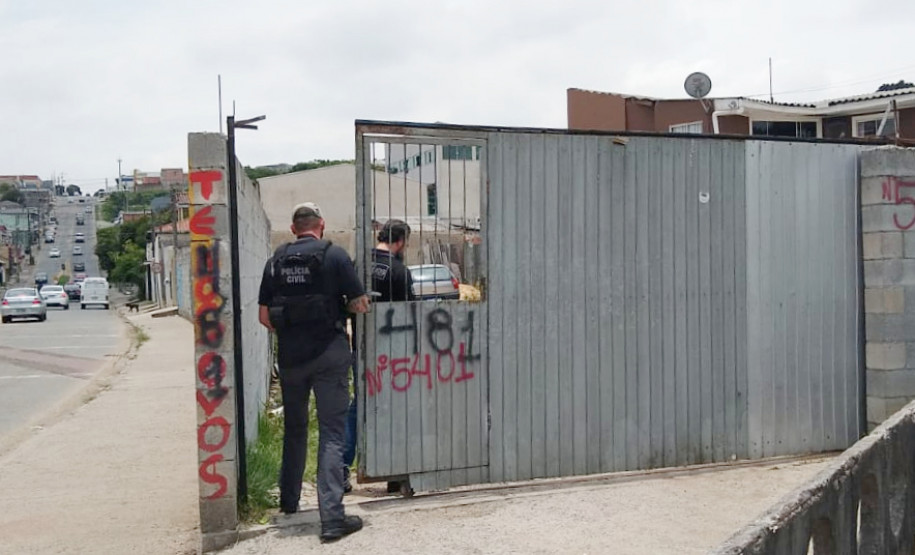 Policiais entram em residência para cumprir mandado de prisão