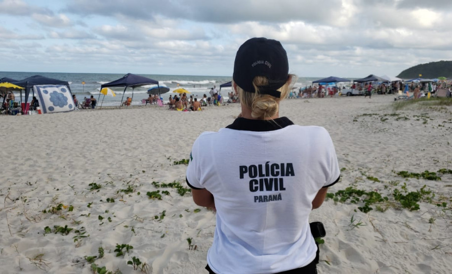 Policial civil trabalhando no litoral