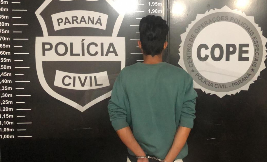 Homem algemado, de frente para a parede