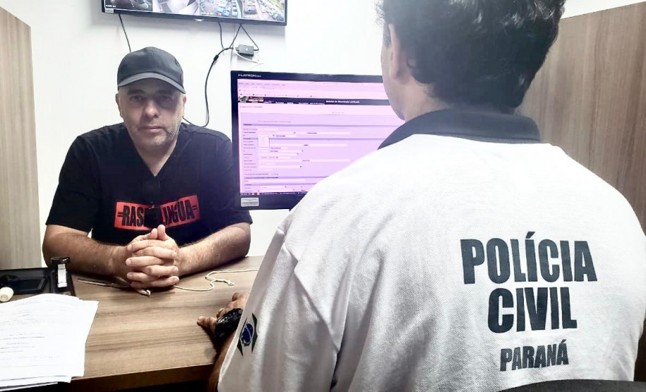 Policial civil registrando Boletim de Ocorrência
