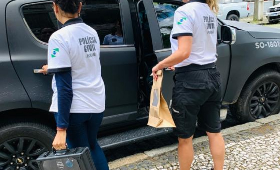 Papiloscopista da PCPR entrando na viatuara após perícia em local de crime