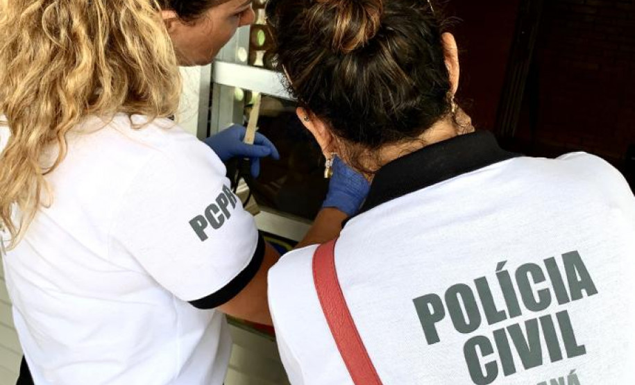 Papiloscopistas da PCPR realizando perícia em local de crime