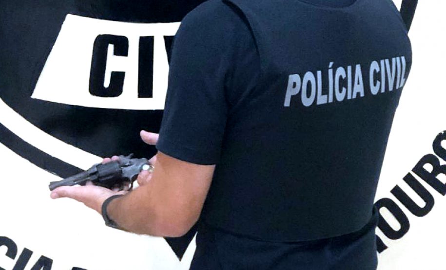policial civil segura revólver que teria sido usado em homicídio