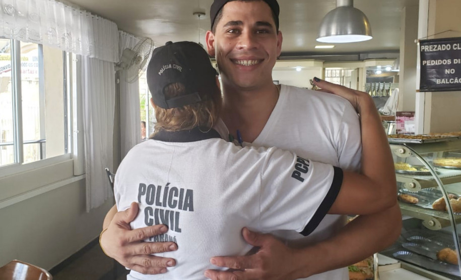 Policial civil é abraçada por veranista