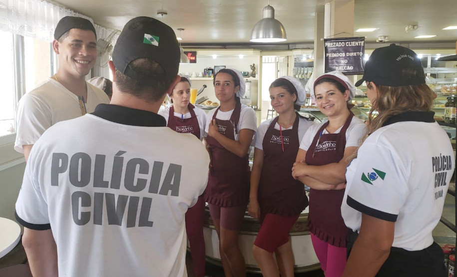 Polícia civil conversa com diversas pessoas no litoral