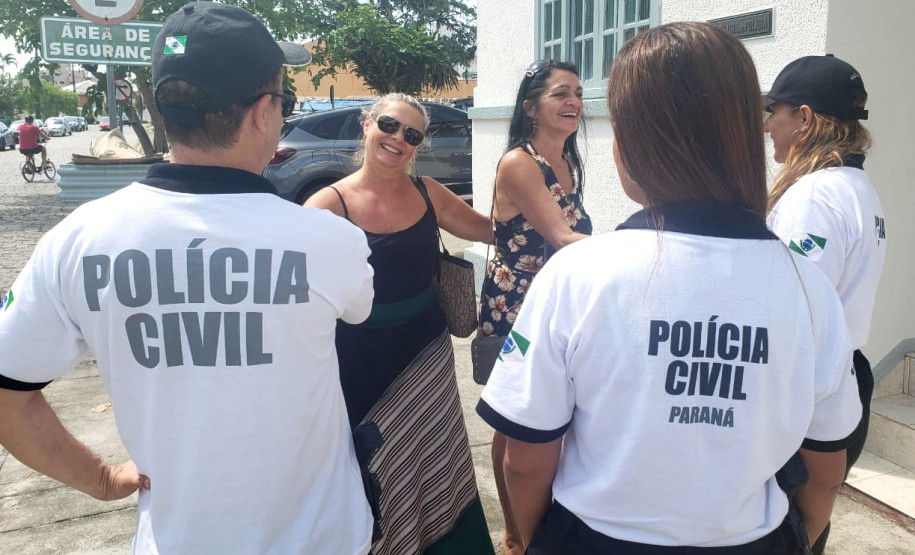 Policiais civis são cumprimentados por veranistas