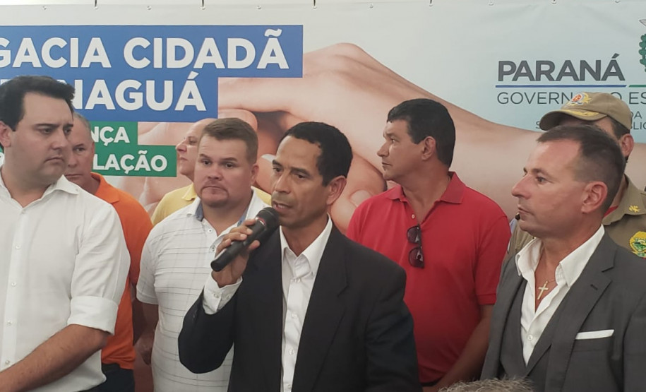 Secretaria Estadual de Segurança Pública discursa entre autoridades.