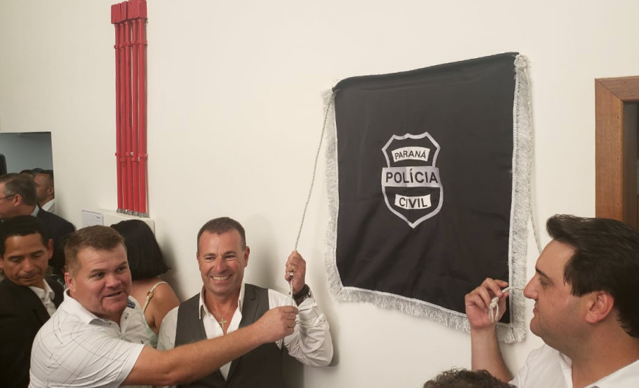 Descerramento de placa de inauguração da delegacia