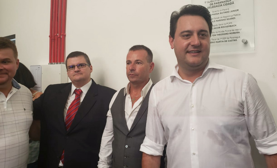 Em primeiro plano, o Governador Carlos Massa Ratinho Júnior, entre demais autoridades