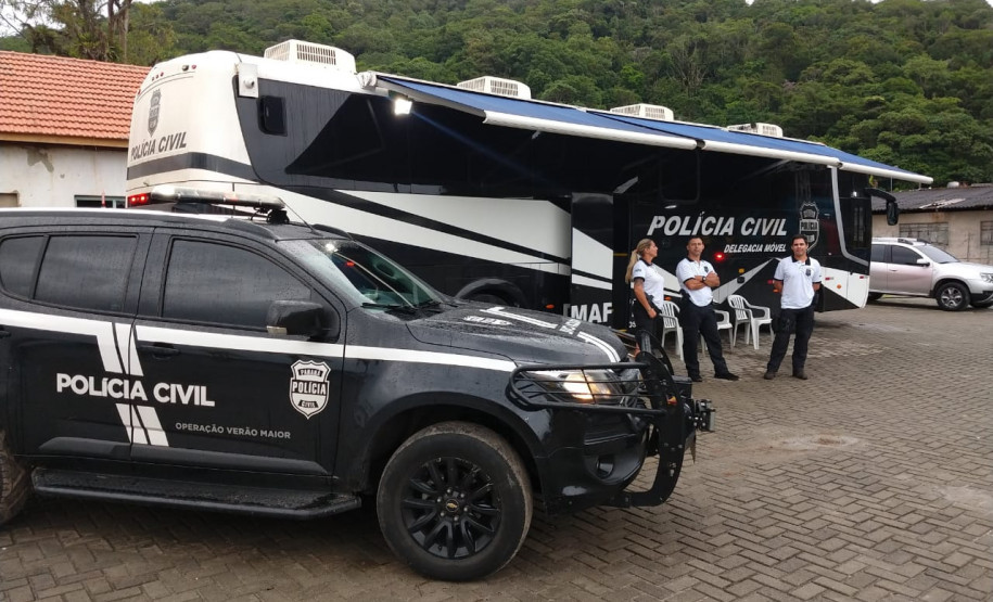 Policias civis e viaturas em frente a delegacia móvel da PCPR