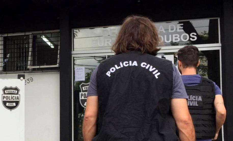 Doia policiais civis entrando em uma delegacia