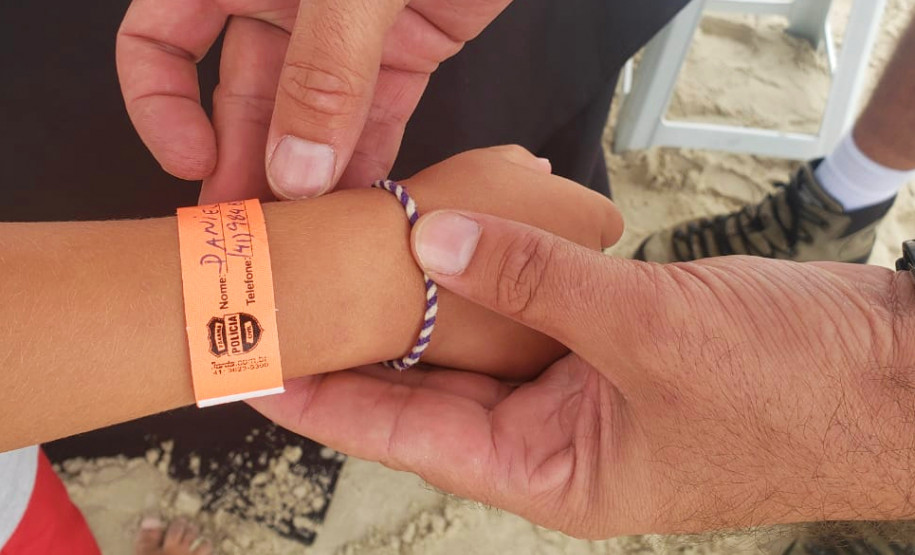 Policial civil coloca pulseirinha em criança
