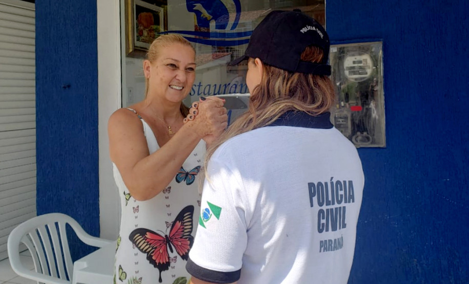 Policial civil é cumprimentada por veranista