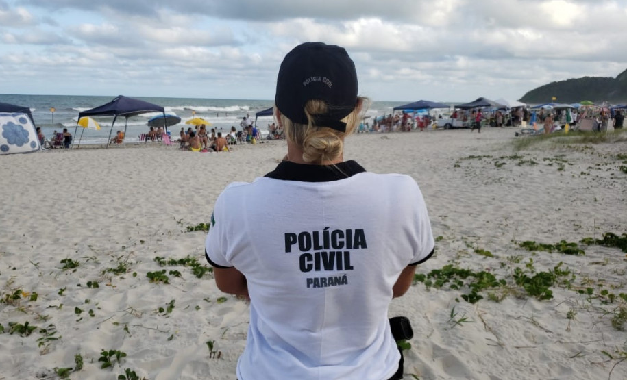 Policial civil faz patrulha na praia