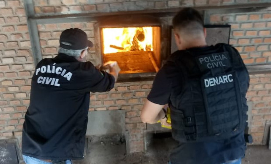 Policiais da PCPR realizando a incineração