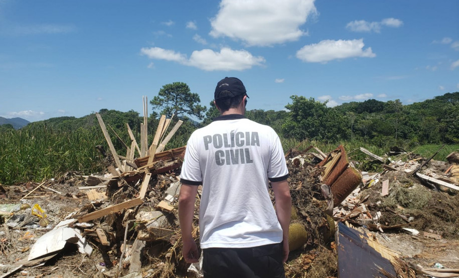 Policial civil observa lixo descarregado
