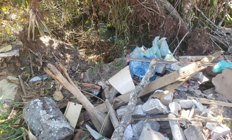 Lixo descarregado em área de preservação