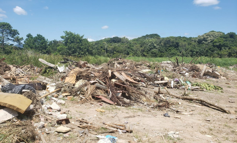 Lixo descarregado em área de preservação.