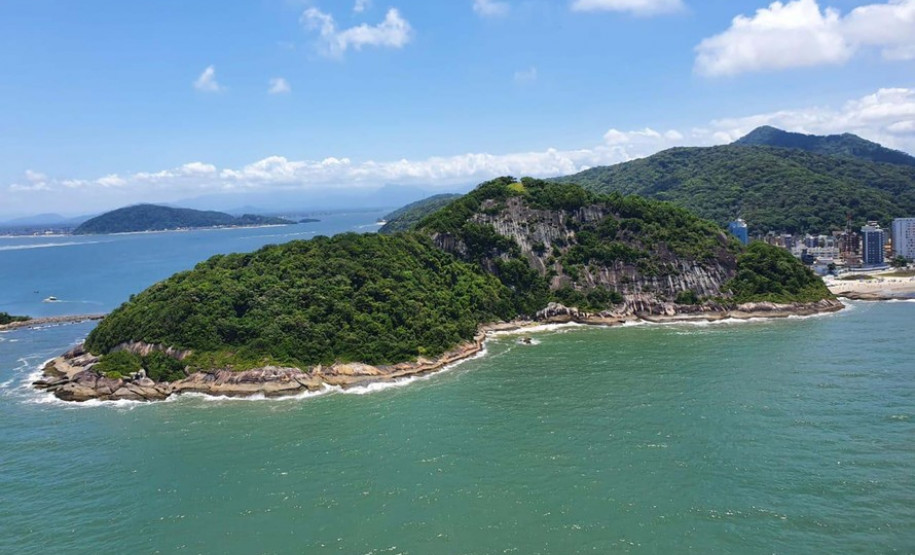 Imagem aérea de ilha no litoral