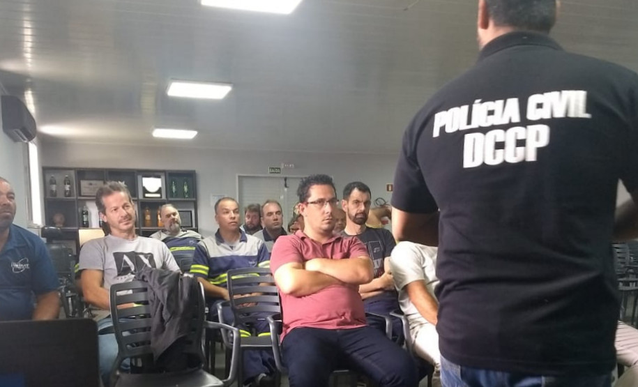 Funcionários da AMBEV atentos à palestra de um policial civil