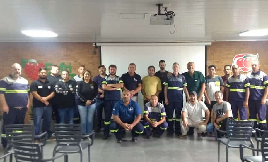 Funcionário da AMBEV e policiais civis reunidos para fotografia em grupo