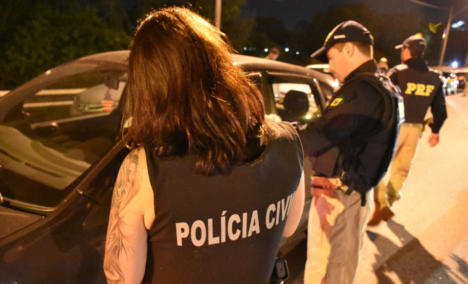 Policial civil autuando motorista