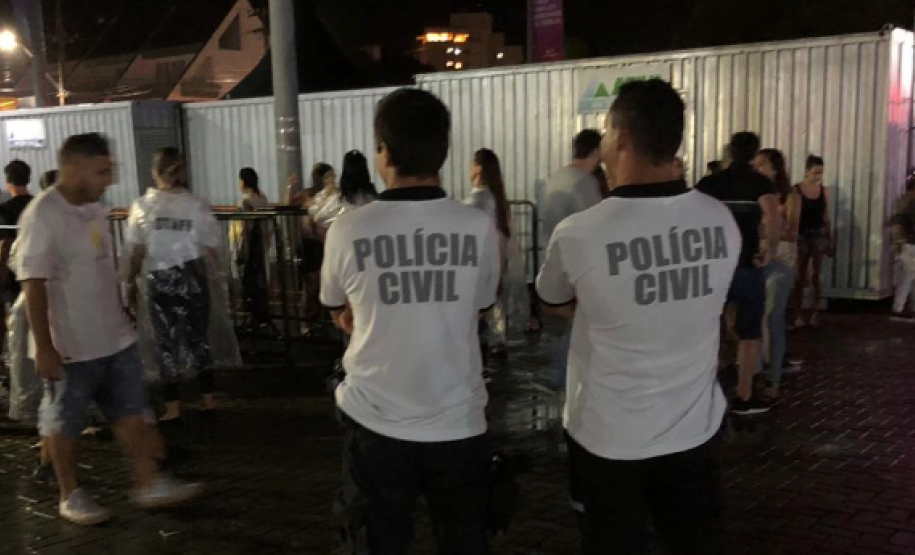 Policiais da PCPR atuando no show gratuito em Guaratuba