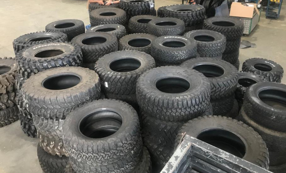 Dezenas de pneus empilhados