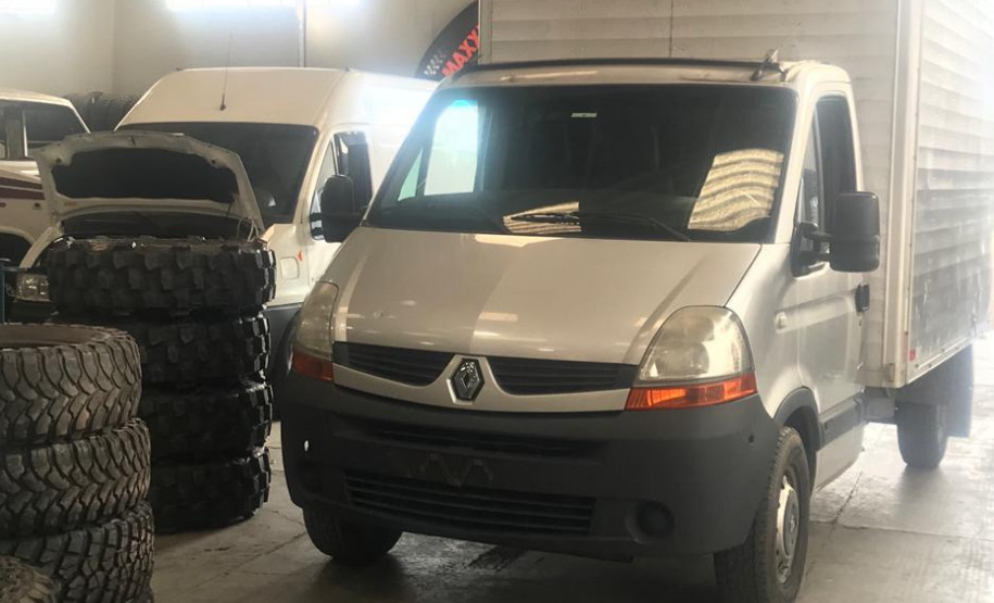 Pneus empilhados e caminhão baú