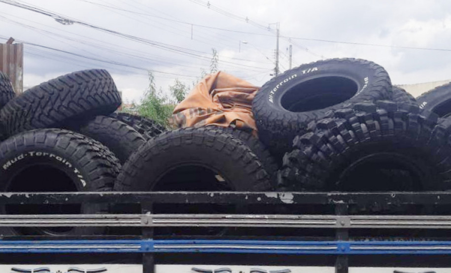 Dezenas de pneus em carroceria de caminhão