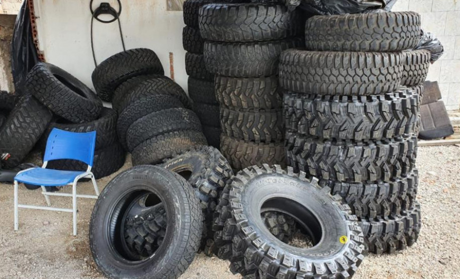 Dezenas de pneus empilhados