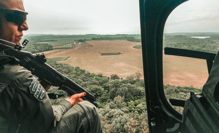 investigadora da PCPR empunha fuzil dentro de helicóptero em operação