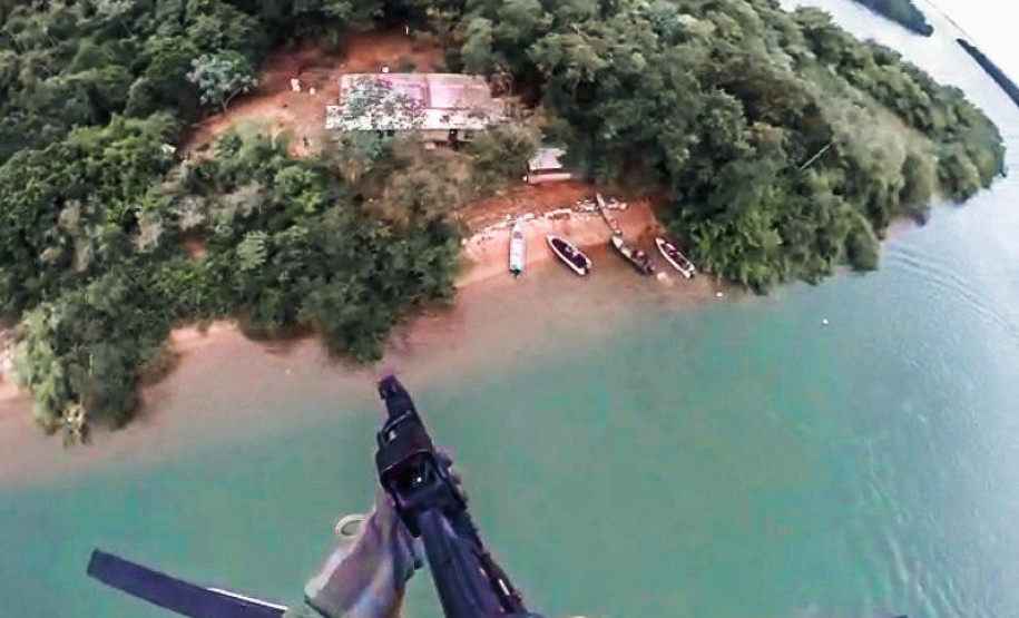visão de dentro do helicóptero da pcpr em operação sobre o rio paraná