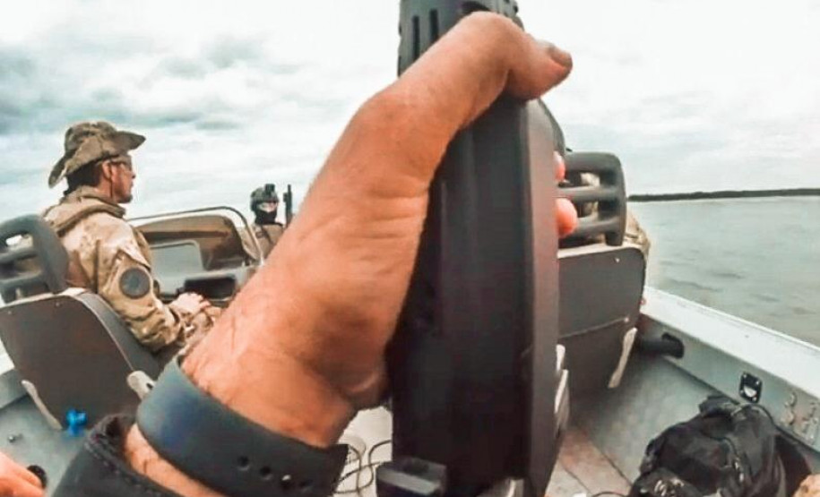 policiais dentro de barco em operação no rio paraná