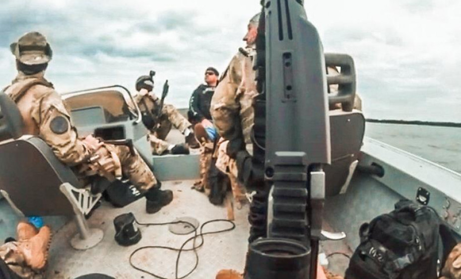 visão de dentro de barco com policiais em operação no rio paraná