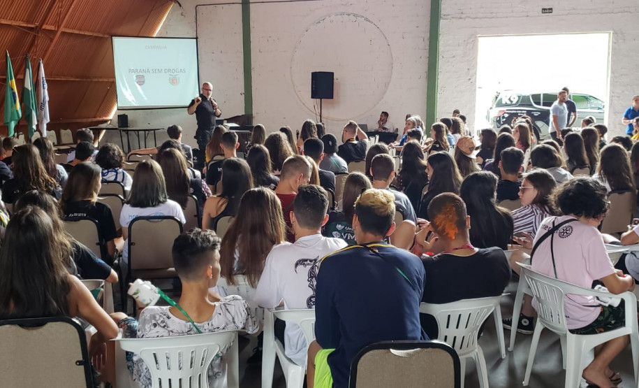 Policial civil ministrando palestras em prevenção ao uso de drogas para jovens