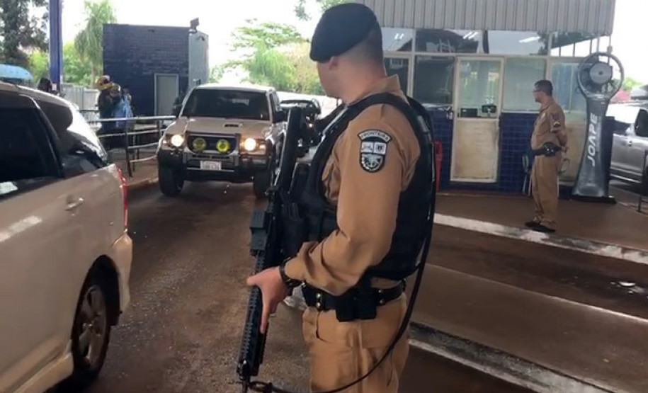 Policial militar em ação na Costa Oeste