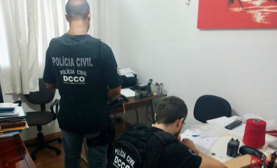 Policiais civis realizando buscas na casa de alvo da operação