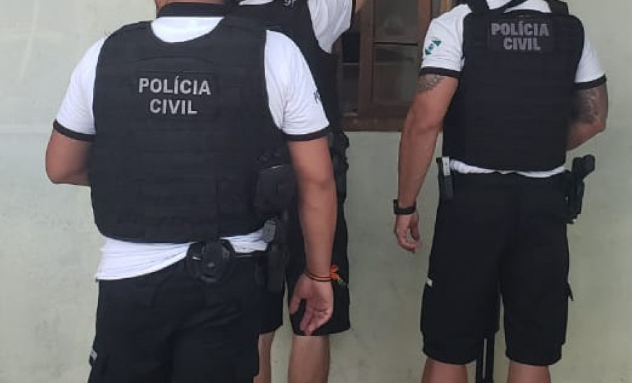 Policiais civis dando cumprimento a mandados de busca e apreensão