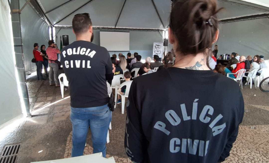 Policiais civis em evento "PCPR nos Bairros" em Ponta Grossa