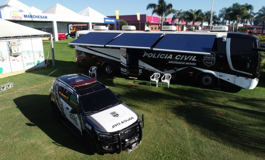 Viatura e delegacia móvel da PCPR em um gramado