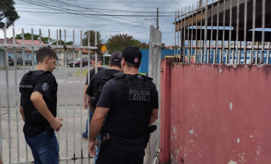 Policiais civis em cumprimento a mandados judiciais em Curitiba