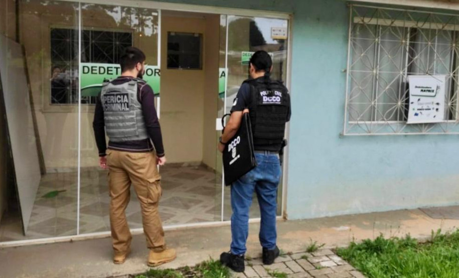 Policiais civis chegando para cumprir mandados judiciais em endereço relacionado ao alvo