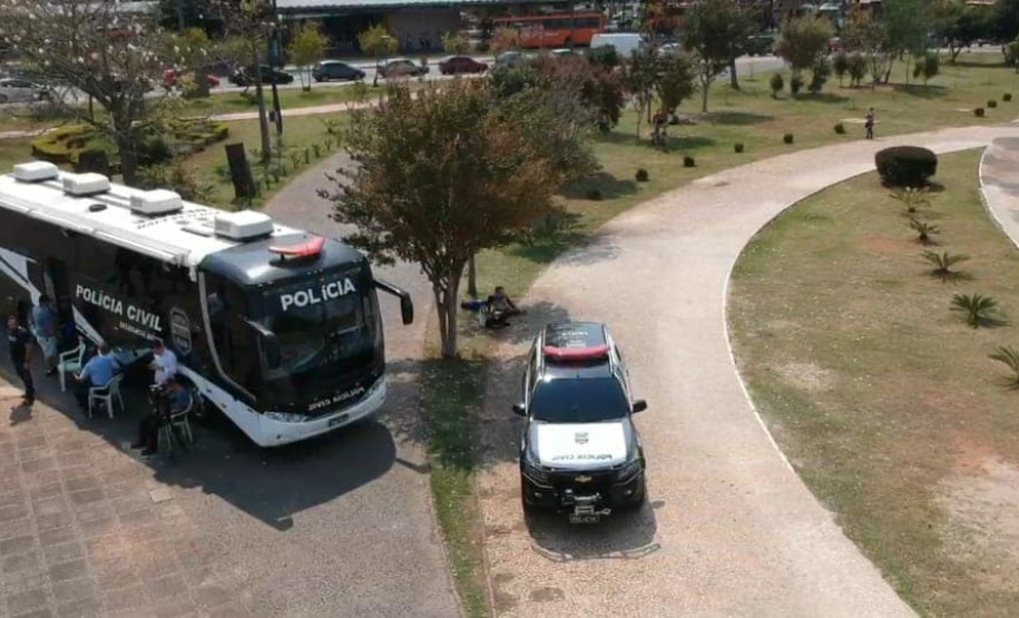 Delegacia Móvel e viatura da PCPR no evento "PCPR nos bairros" em Ponta Grossa