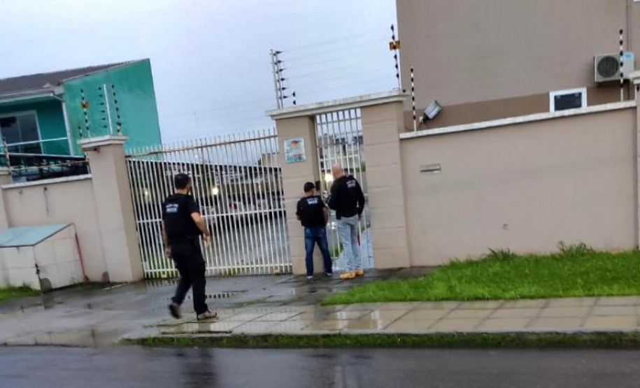 Policiais civis chegando para cumprir mandados judiciais em endereço relacionado ao alvo