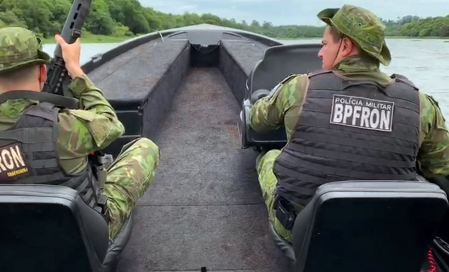 Policiais militares em operações embarcadas na Costa Oeste