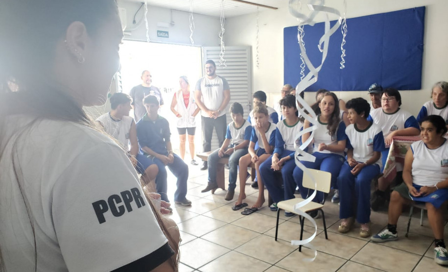 Policial civil explicando o funcionamento da PCPR aos alunos